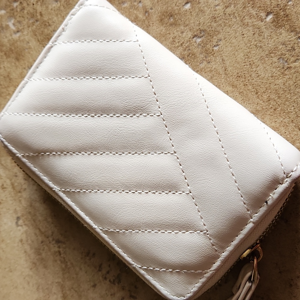 Cream quilted wristlet with leopard attachment - Picture 2 of 9